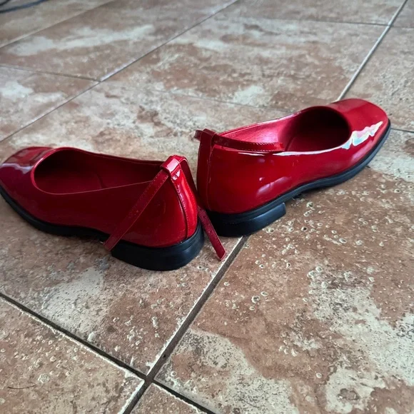 Lisa Says Gah Mia Mary Jane
$198 retail 
Color:
Red Patent - Picture 9 of 9